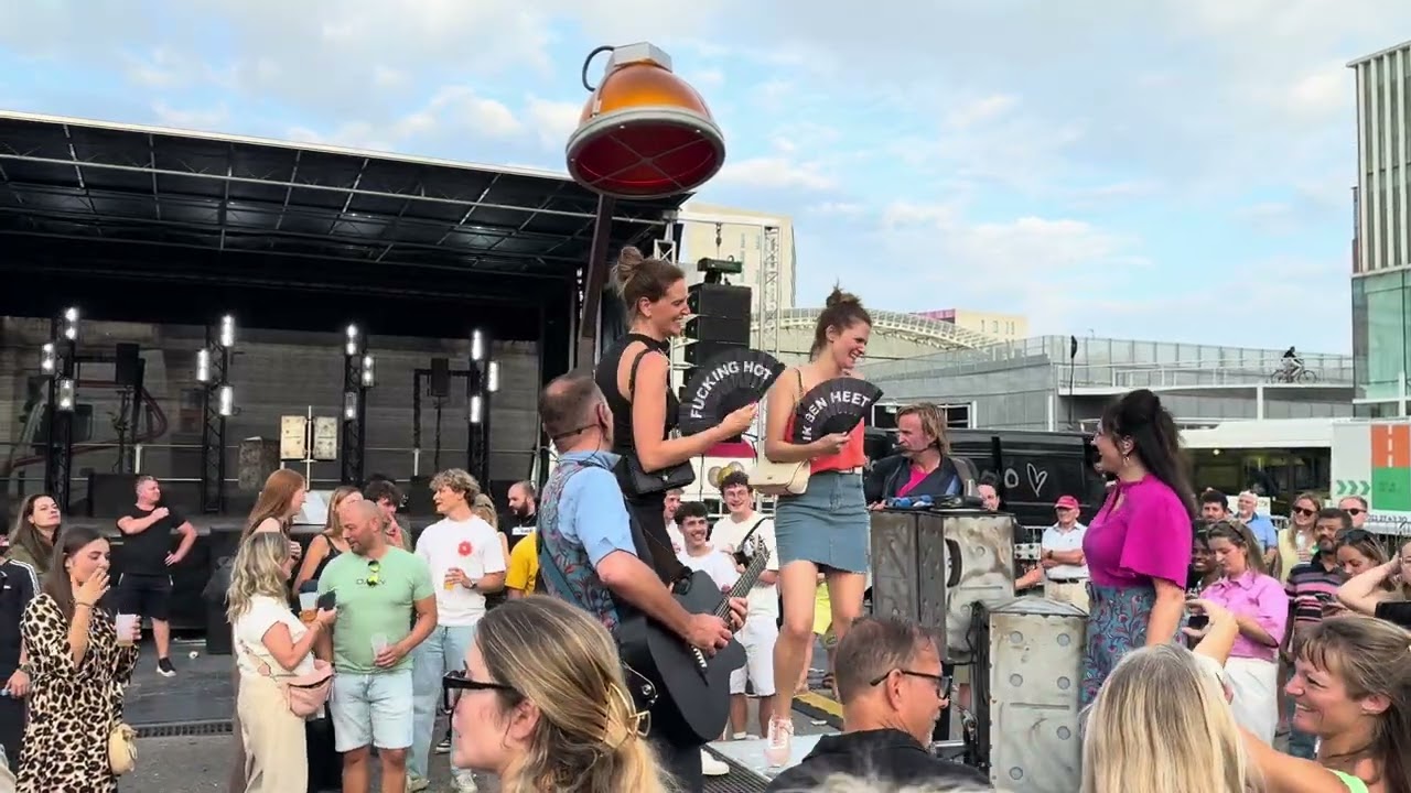 Coverband Domino zorgt voor ambiance op de Leuvense jaarmarkt - 2 september 2024