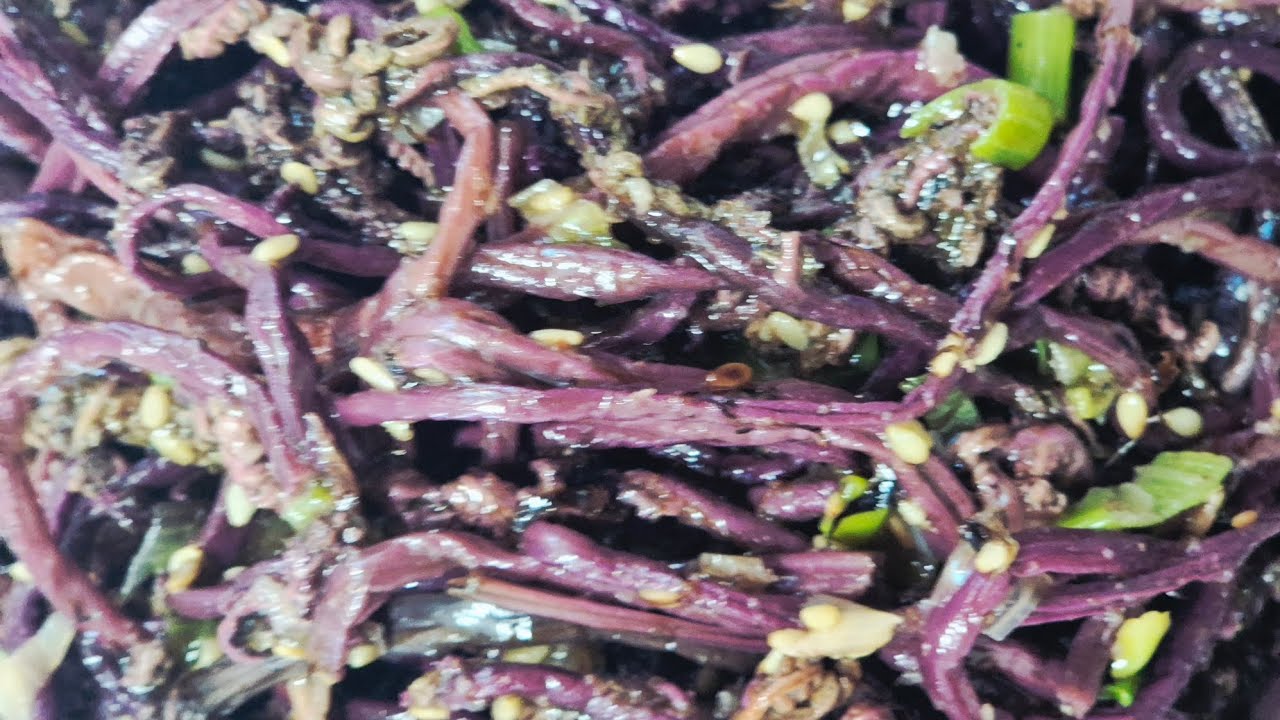 붉은산나물 🤗 팥고비 산에서나는  산나물중에 딱한가지뿐인  붉은나물 이지요 맛도 좋아요 이산골할매는 평생먹고 살았지요 🫰😋 🤤정월대보름에 볶았어요