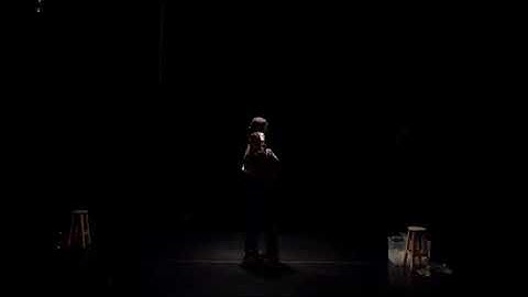 Fragmentos de las obras Yo no soy Muhammad y I will survive, con Cabeza de globo