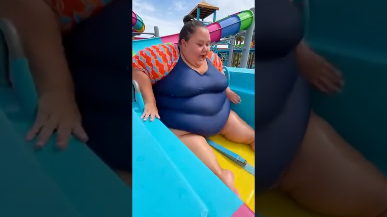 😆WATERPARK WHOOPSIE!!😲 