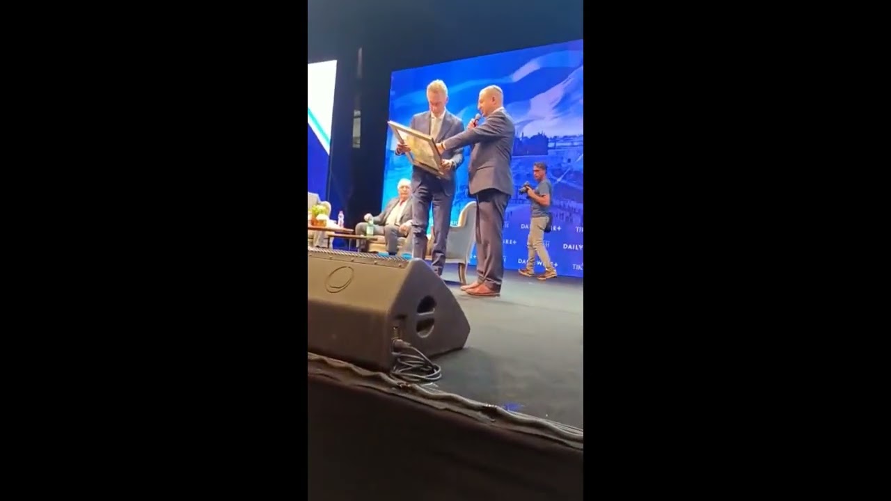 ד"ר ג'ורדן פיטרסון עם דף תנ"ך בומברג 1525