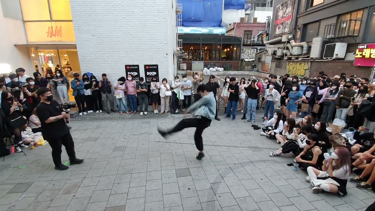SUNDAY. 4×4 STUDIO. UNIQUE EXHILARATING PERFORMANCE. HONGDAE.