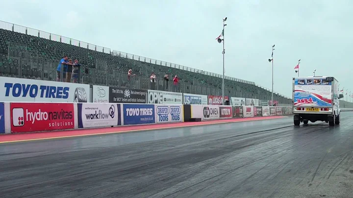 Bob Wilding DFSK Sandwich Truck takes on a 458 Fer...