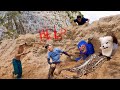 3 brave hunters confront the monster huggy wuggy and direwolf