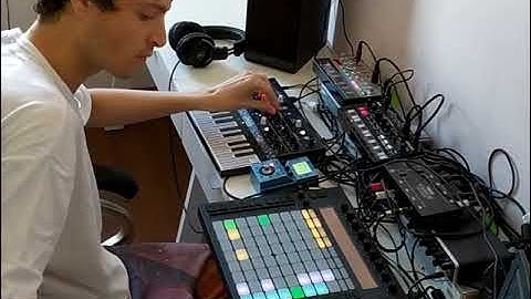Live Minimal with Arturia Microfreak, Volca Kick, Volca Bass, Ableton Push and MS70cdr