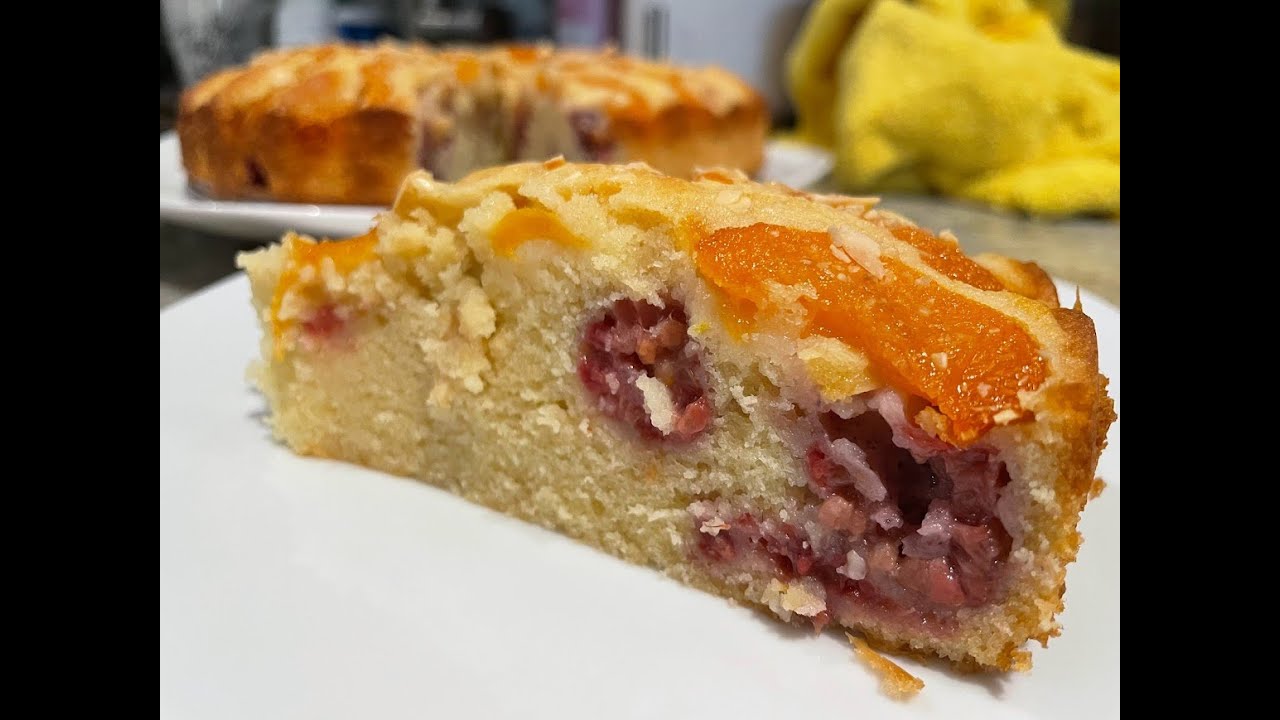 How to make a Torta di Amaretto (amaretto cake with peaches and raspberries)