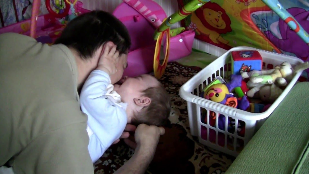 Виктор смеётся, папа щекочет, 12/05/2012, раннее утро, ему 9 месяцев