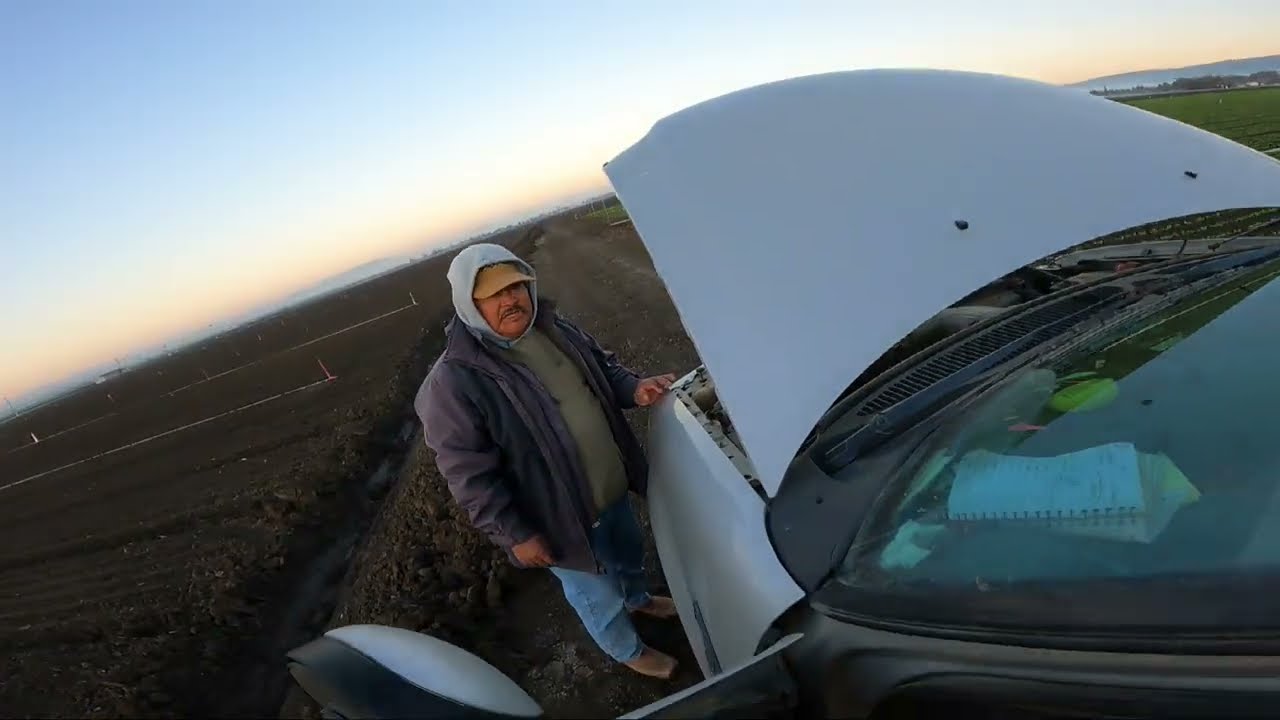 Mecanico ayudando ala gente del campo 