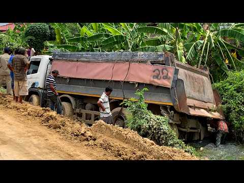 Don't Complexed!! Recovery Dump Truck 25.t Driving Slippery Fall in​ Sewage-Bury mud​ Use Crane Help