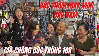 Má Chồng chọn bì 10k khi bốc thăm may mắn, cả nhà cười muốn xĩu, xem ai may mắn được 1 triệu