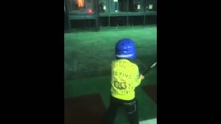 Un Pe Garçon Envoye Une Balle De Baseball Dans Les Bijoux De Son Entraîneur