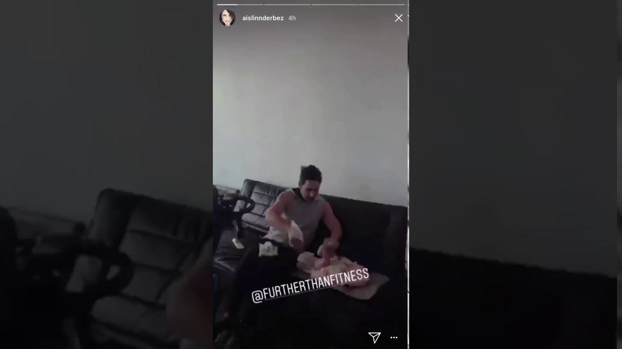 Aislinn Derbez muerta del ejercicio y Mauricio Ochmann cambiando pañales