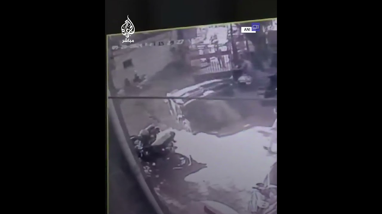 بشكل صادم.. حفرة تبتلع شاحنة كانت تعمل على تنظيف شبكة الصرف الصحي وتمكن السائق من الخروج دون إصابات