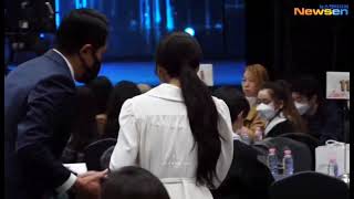 IU at the 42nd Korean Association of Film Critics Awards 💜 she greeting her seniors before leaving 💜