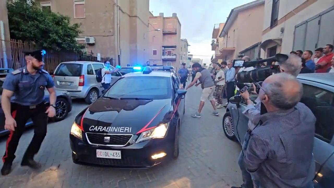 Agrigento: accoltella figli e moglie, i carabinieri lo salvano dall'aggressione dei vicini di casa