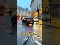 "Buckingham Palace ke Gate Par Real Moment!"