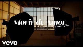 Смотреть клип Kenia Os - Morir De Amor (Letra / Lyrics)
