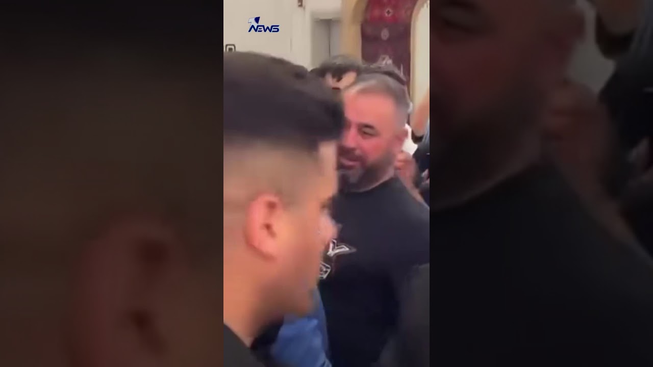 رئيس مجلس الوزراء علي الزيدي يتجول في مركز تجاري ببغداد ويستمع إلى مطالب المواطنين