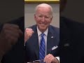 El vdeo del cuello de joe biden muestra sus arrugas  no los pliegues de su doble