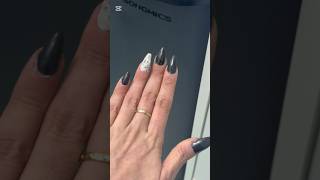 Marble-effect matte nails