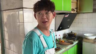 有这老弟可咋整，为了吃口大鹅，啥也不管了！话说大爷大娘这个屋子也是真的乱！朋友们，无论多忙，也要注意家里的卫生问题啊。#计时工牌油污净 #厨房重油污 #家政 #油污净