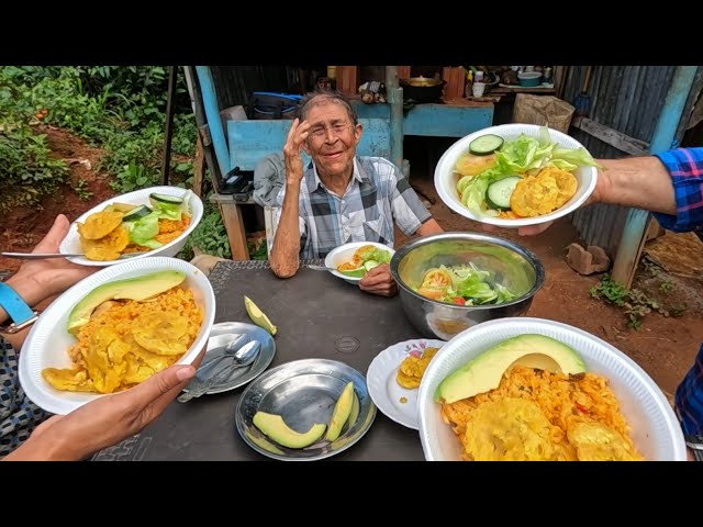 Fuimos a cocinarle  un locrio de POLLO a un viejito que vive solo en un CAMPO de Jarabacoa (CHICHE) class=