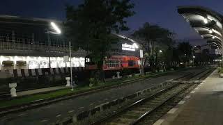 Alsthom 4116 ทำรถเร็ว 136 จอดบางซื่อ  สลับเอา GEA 4542 ทำต่อ มี Alsthom 4115 มาต่อท้ายขบวน