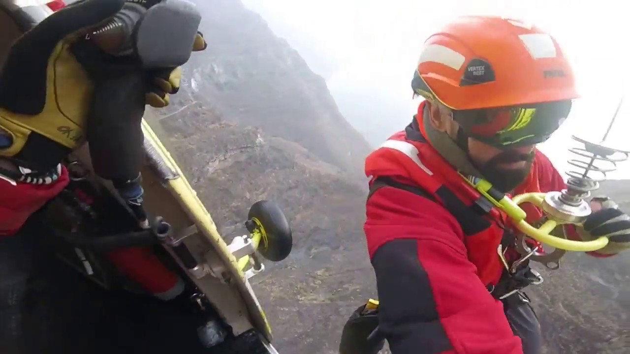 060118 Helicóptero del GES rescata ilesos a dos senderistas en Tenerife