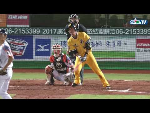 10/08 兄弟 vs 統一 九局上，曾陶鎔擊出右外野深遠飛球形成二壘安打