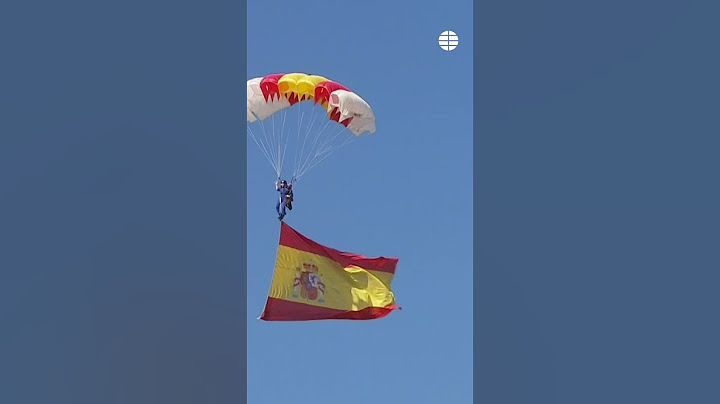 Por primera vez una mujer porta la bandera en paracaídas durante el desfile militar #12deoctubre