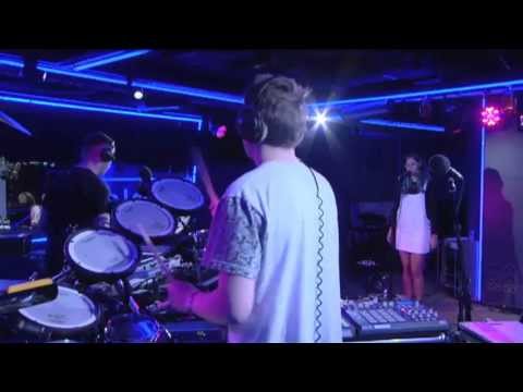 Disclosure - Voices ft Sasha Keable (Live Lounge)