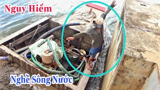 thuyền gỗ nhỏ bé vượt qua cống với nước chảy mạnh nguy hiểm