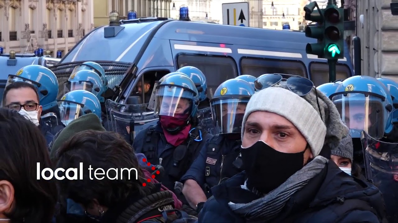 Manifestazione movimenti Roma: polizia schierata a Barberini