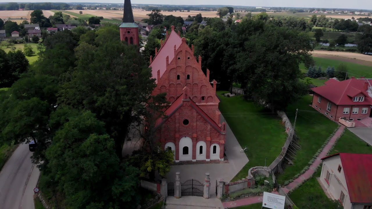 Chłopi. To tu Boryna poślubił Jagnę. Pszczonów. Kościół  ok.1520 r. Dron.