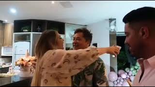 Leonardo abraçando a Virgínia e bebendo cachaça cabaré 4