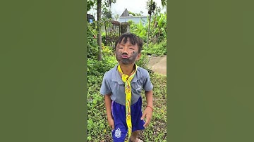 Ông chú tốt bụng cho cậu bé ăn xin đồ ăn - The kind uncle let the boy beg for food #nangkhieutv