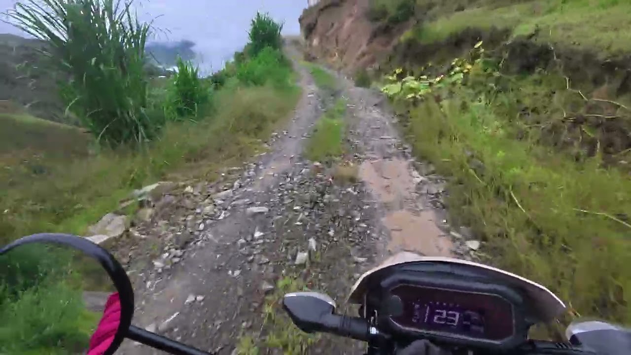 Probando la nueva #Honda #XR190l en subida empinada con copiloto