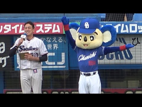 Doala gets a big round of applause from Dragons & Swallows fans at Jingu Stadium! (05/13/2023)