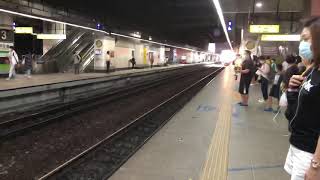 3218次EMU600型區間車往后里進入新左營站