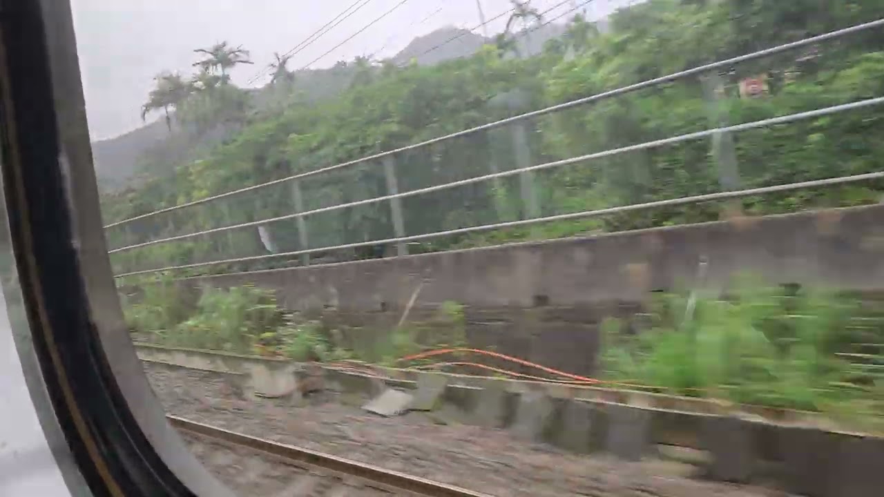 4127次蘇澳發車經由宜蘭線開往瑞芳的EMU500型八輛二編組EMU512+EMU515區間車，和4148次中壢發車經由宜蘭線開往蘇澳的EMU700型八輛二編組EMU709+EMU710阿福號區間車