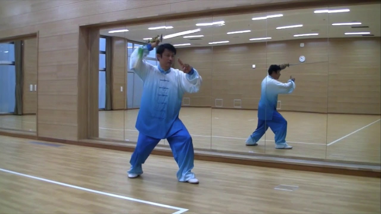 32-style Tai Chi Sword Mirror Commentary 17-22 From the front left