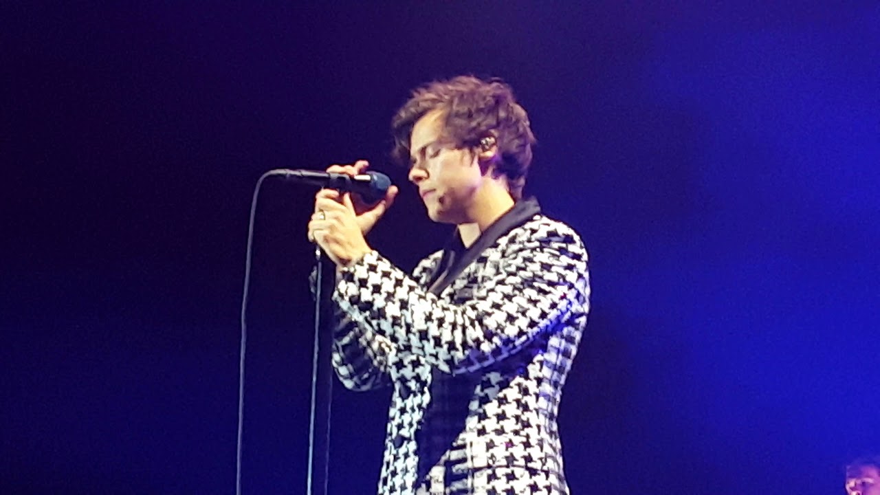 Harry Styles Woman 4K Palau Sant Jordi in Barcelona 30