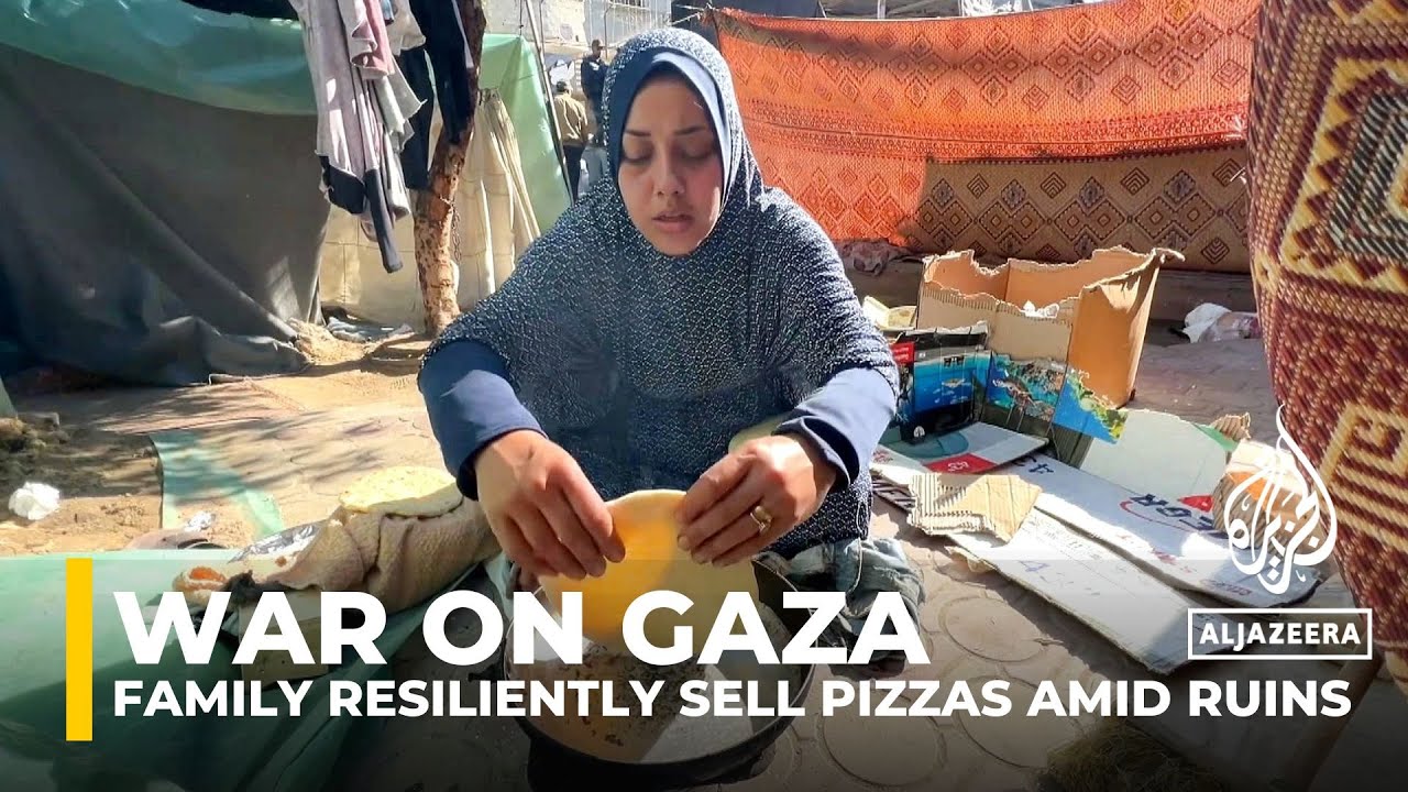 عائلة نازحة من غزة تبيع البيتزا بصمود وسط الأنقاض