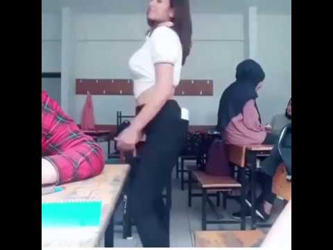 Sınıfta dans eden beyazlı göbeği açık kız