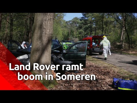 Land Rover rijdt tegen boom in Someren