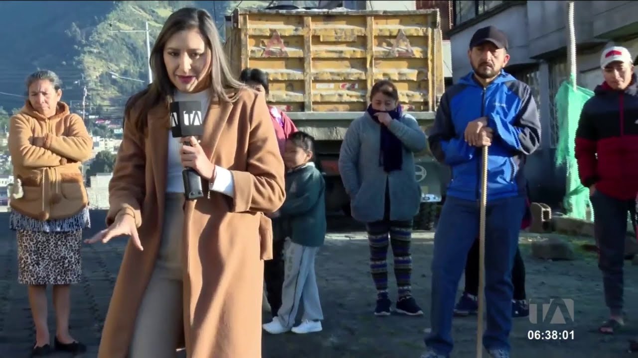 Vecinos de Santiago Alto, sur de Quito, piden el arreglo de una fuga de ...