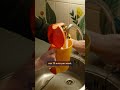 🚿 Metha doucht één keer per week door armoede