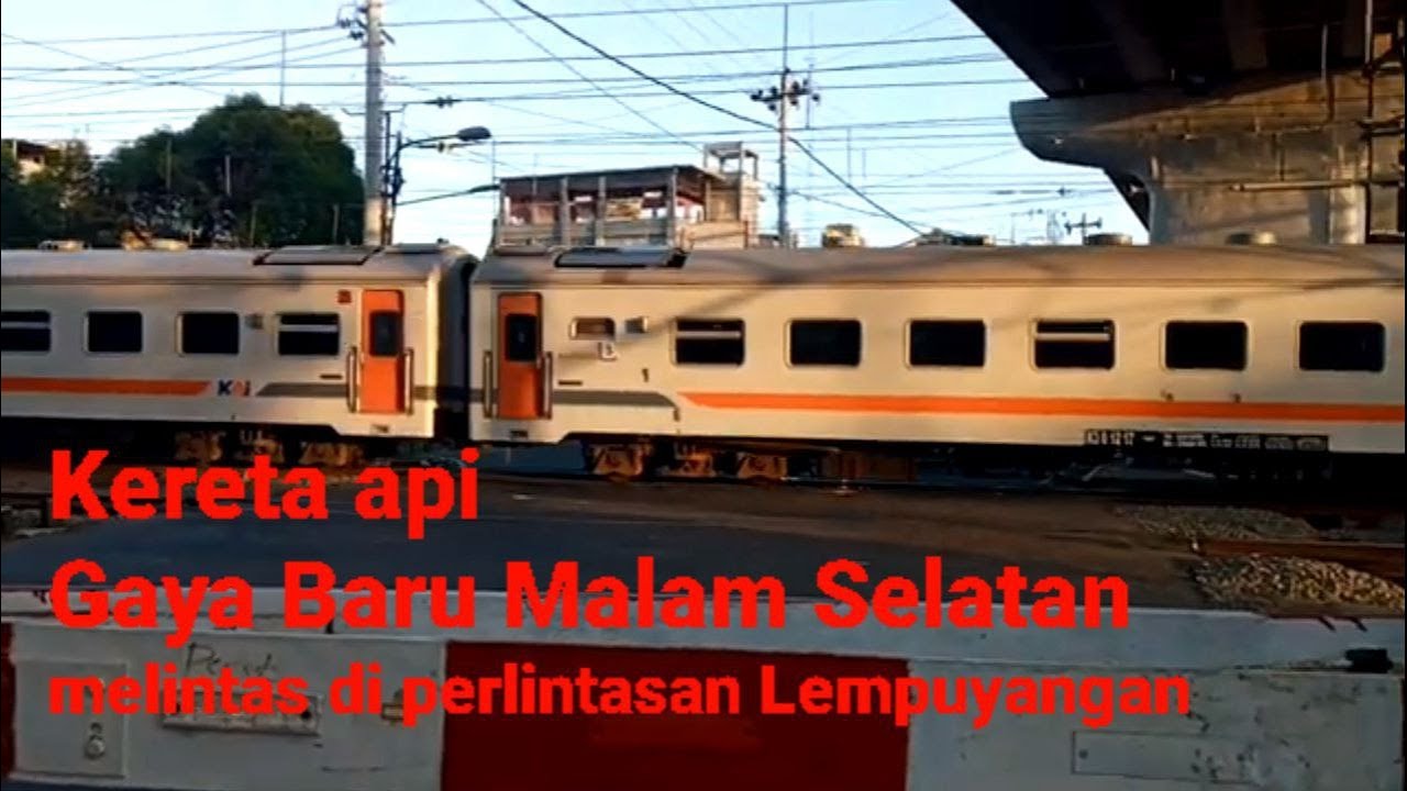 Kereta api Gaya Baru Malam Selatan melintas di Lempuyangan - YouTube