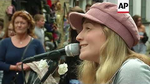 London buskers use tap and go tech to reach cashless audiences