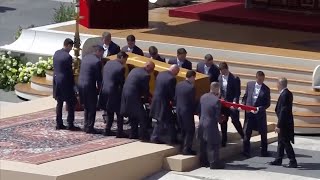 Funeral of Pope Francis: Worshipers pay respects during coffin procession